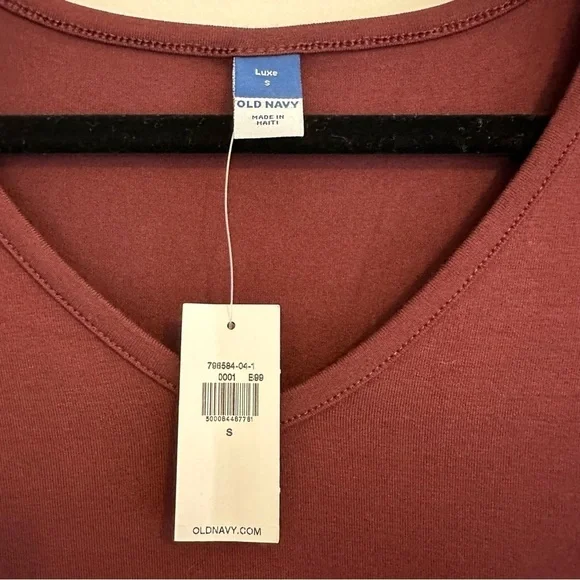 Old Navy Luxe V-Neck Everyday T-Shirt Burgundy Women’s small NWT - Picture 2 of 4